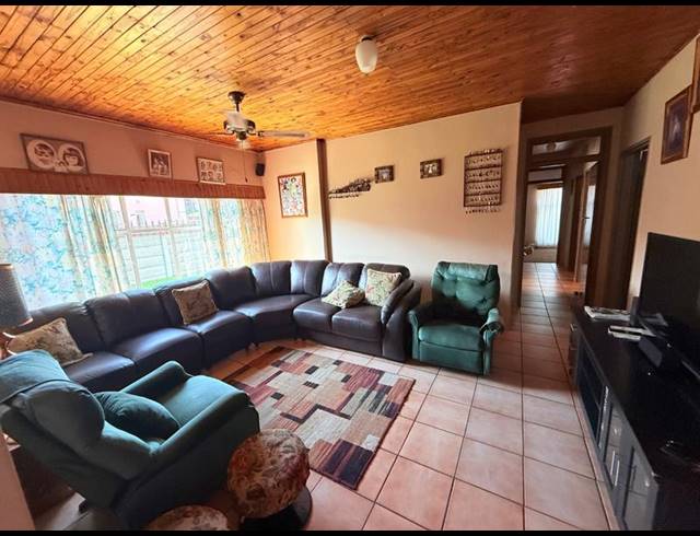 3 BEDROOM HOUSE FOR SALE IN VANDERBIJLPARK CE 3